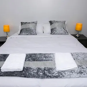 Entire 3 Bedroom, 2 Baths, 2 Toilets, Sleeps 10 , Welling United Kingdom