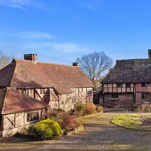 Finest Retreats - Sandhill With Hot Tub , Turners Hill United Kingdom