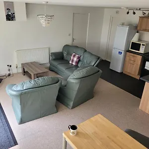Rentunique Spinney Spacioussuper Snug 1 Bed Home. , Ifield United Kingdom