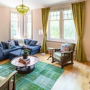 Three-storey, Renovated 1890s Heritage In Spitalfields Market , London United Kingdom